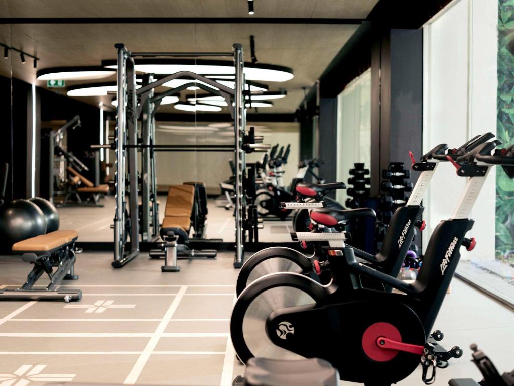 Fitness centrum a/nebo fitness zařízení v ubytování Mövenpick Hotel Bangkok Ploenchit BDMS