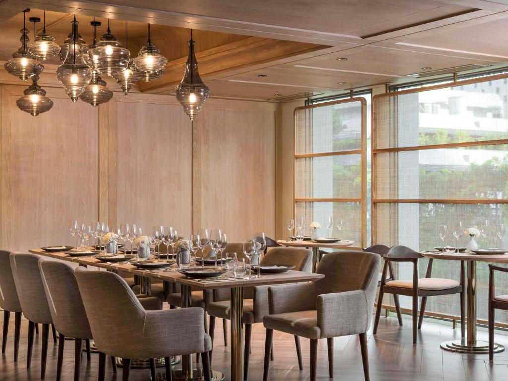 Restaurace v ubytování Mövenpick Hotel Bangkok Ploenchit BDMS