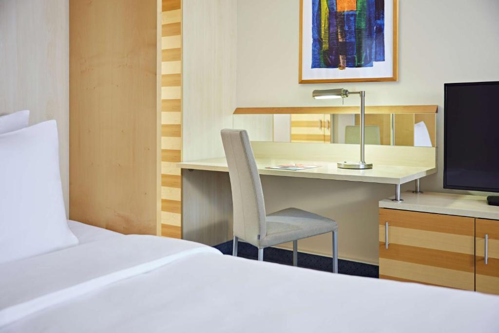Postel nebo postele na pokoji v ubytování Lindner Hotel Cologne Am Dom, part of JdV by Hyatt
