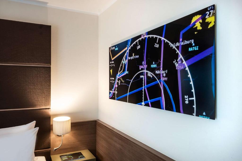 Lindner Hotel Dusseldorf Airport, part of JdV by Hyattにあるテレビまたはエンターテインメントセンター