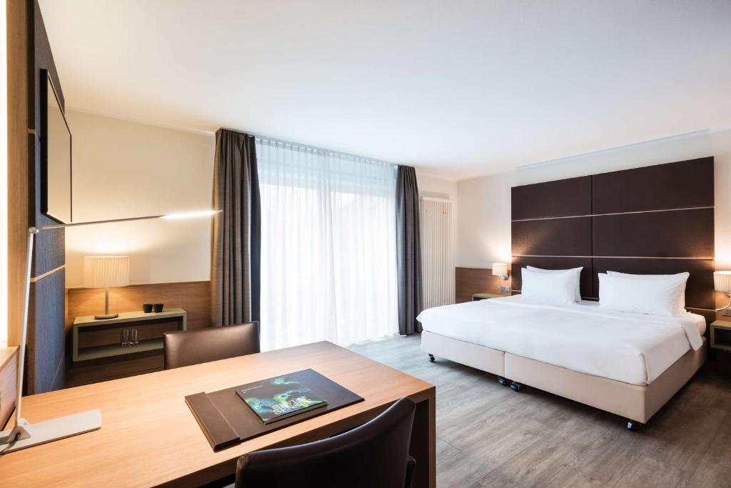 Lindner Hotel Dusseldorf Airport, part of JdV by Hyattにあるベッド
