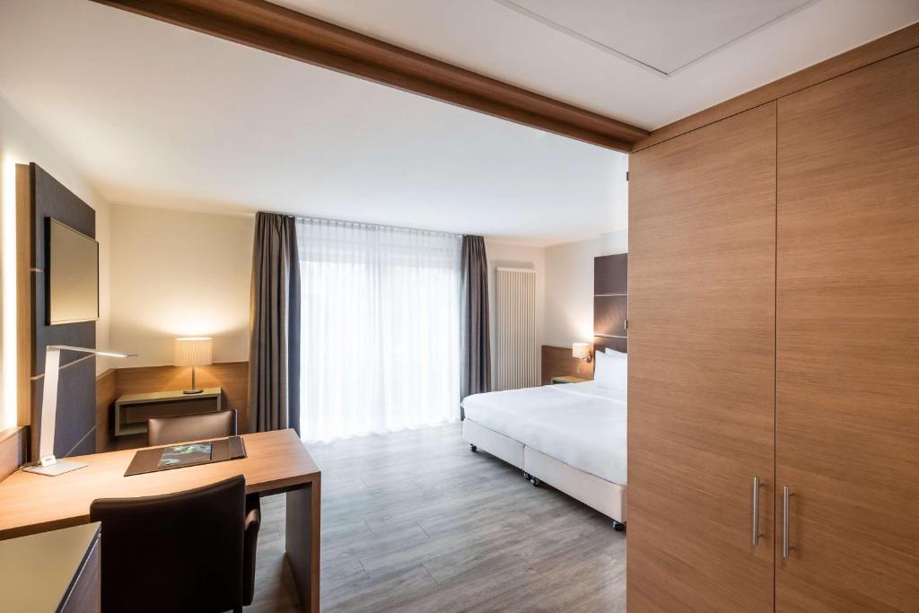 Lindner Hotel Dusseldorf Airport, part of JdV by Hyattにあるベッド
