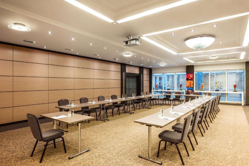 Lindner Hotel Dusseldorf Airport, part of JdV by Hyattにあるビジネスエリアまたは会議室