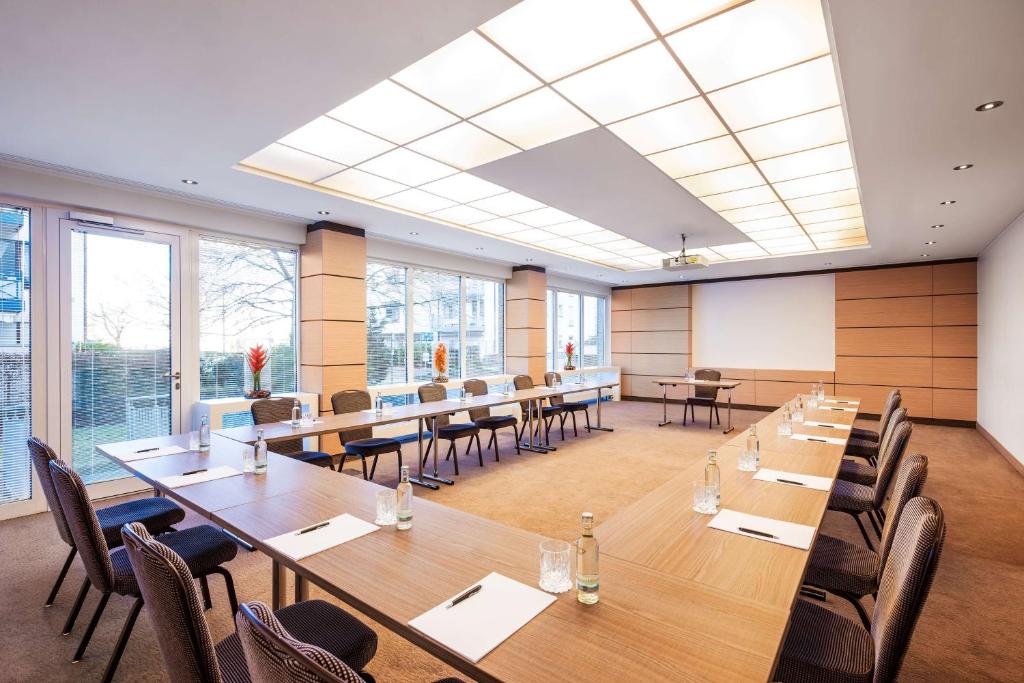 Lindner Hotel Dusseldorf Airport, part of JdV by Hyattにあるビジネスエリアまたは会議室