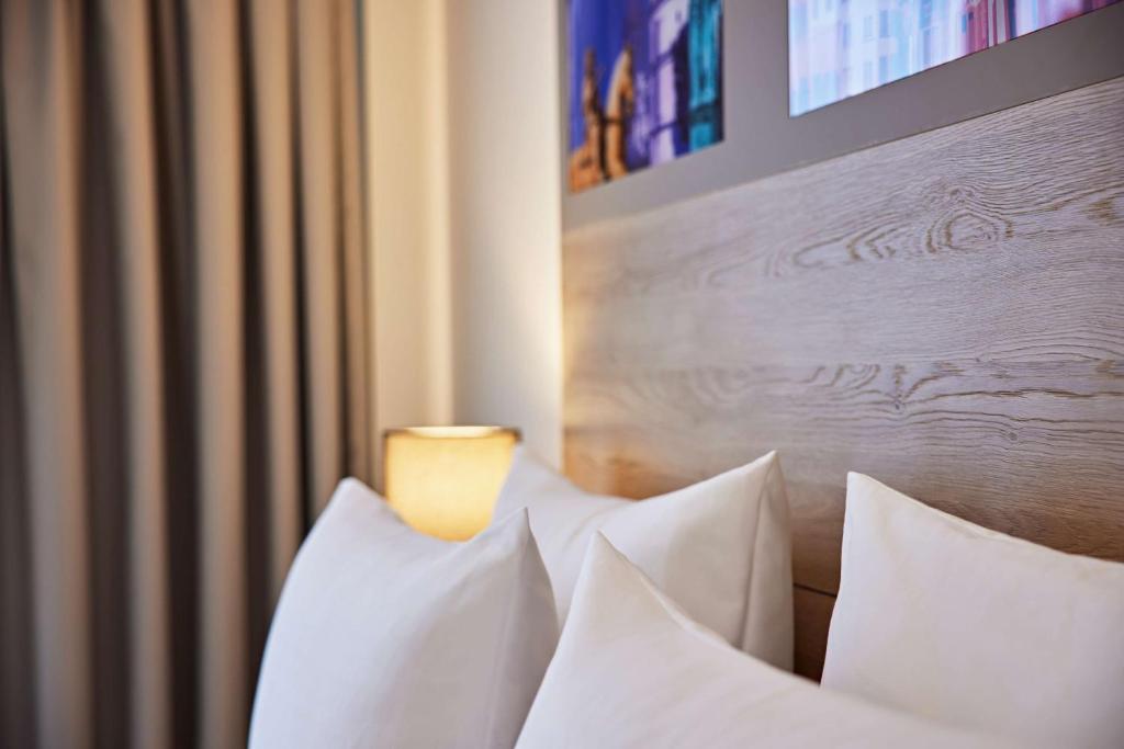 Lindner Hotel Dusseldorf Airport, part of JdV by Hyattにあるベッド