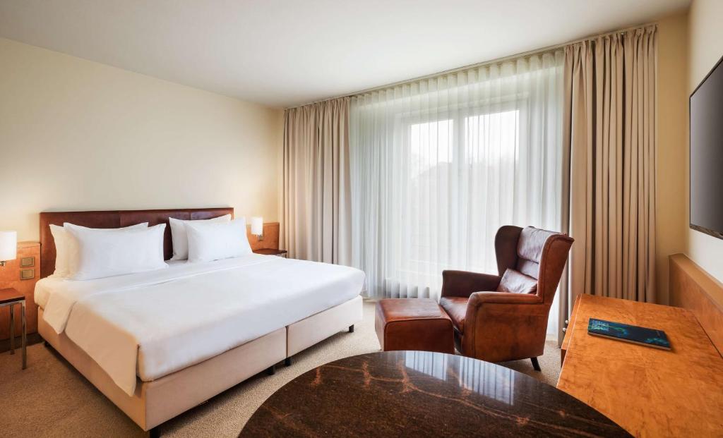 Lindner Hotel Dusseldorf Airport, part of JdV by Hyattにあるベッド
