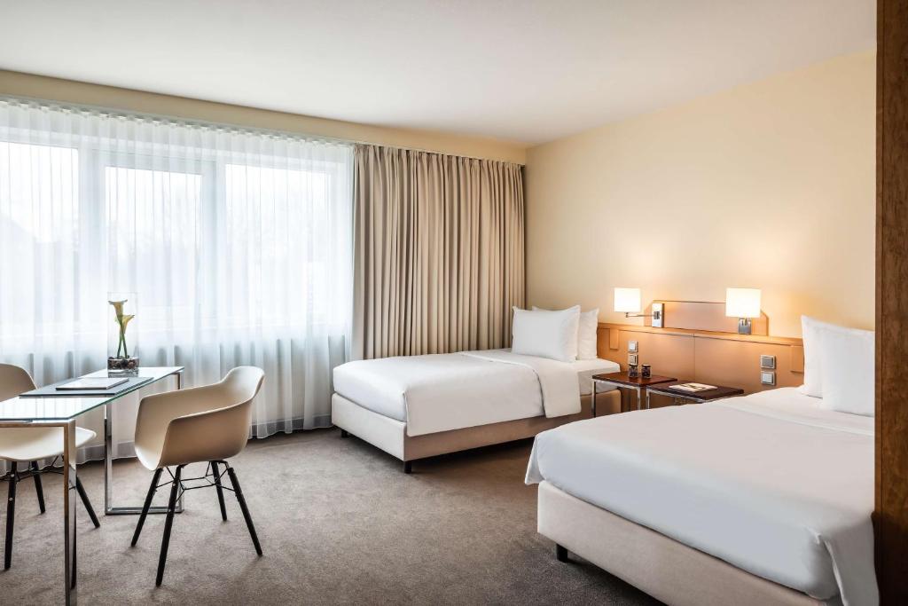 Lindner Hotel Dusseldorf Airport, part of JdV by Hyattにあるベッド