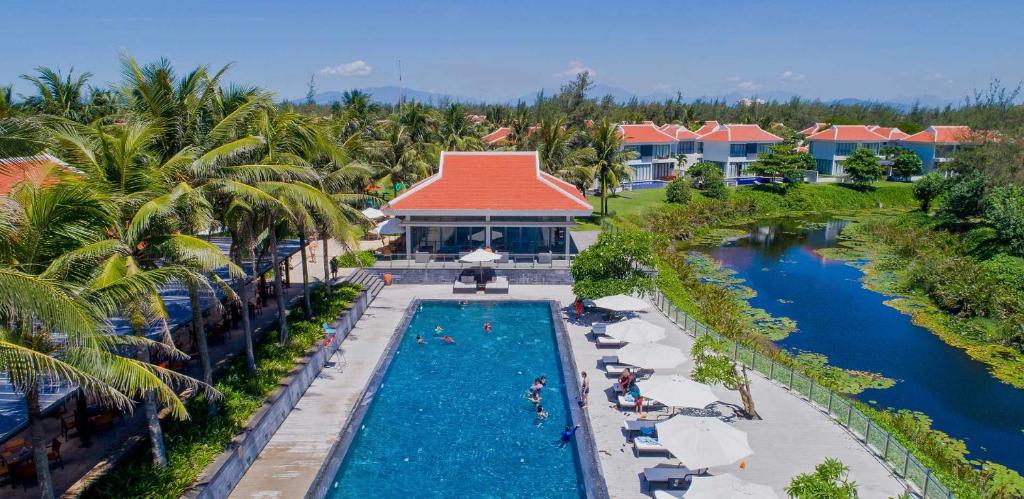 uma vista aérea da piscina no resort em Vacation Home Ocean Villas em Da Nang