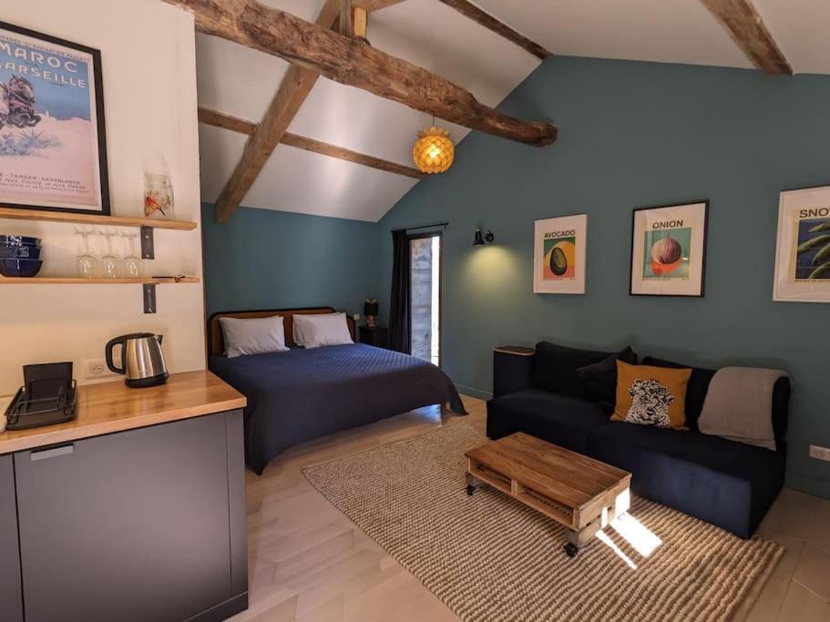 Postel nebo postele na pokoji v ubytování Riverside cabin with private terrace + hot tub