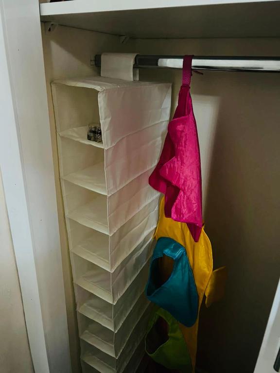 Palanda nebo palandy na pokoji v ubytování Appartement INES Saidia