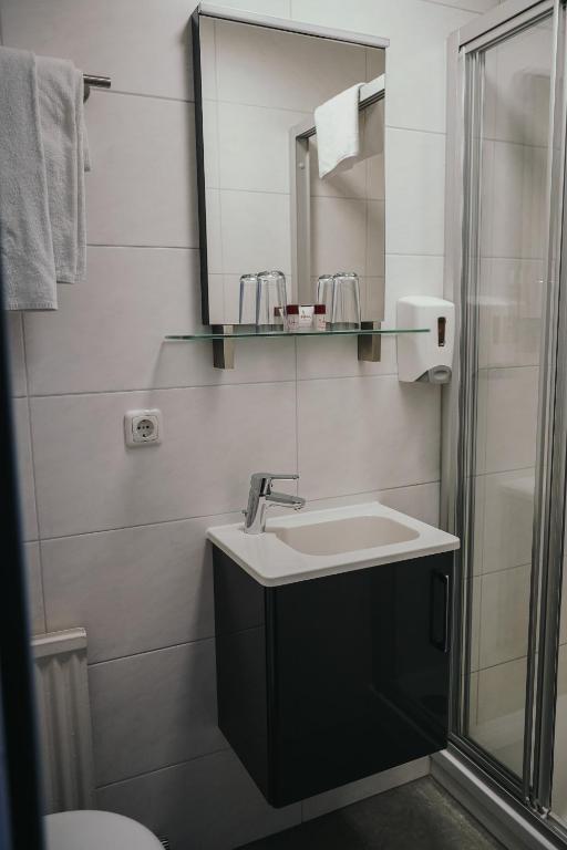 Koupelna v ubytování Pension Steinbichler - Apartments und Zimmer Check in 24-7