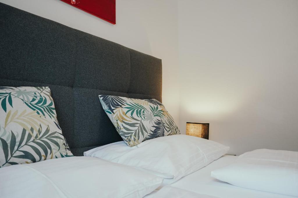 łóżko z dwoma poduszkami na górze w obiekcie Appartement Steinbichler w Grazu