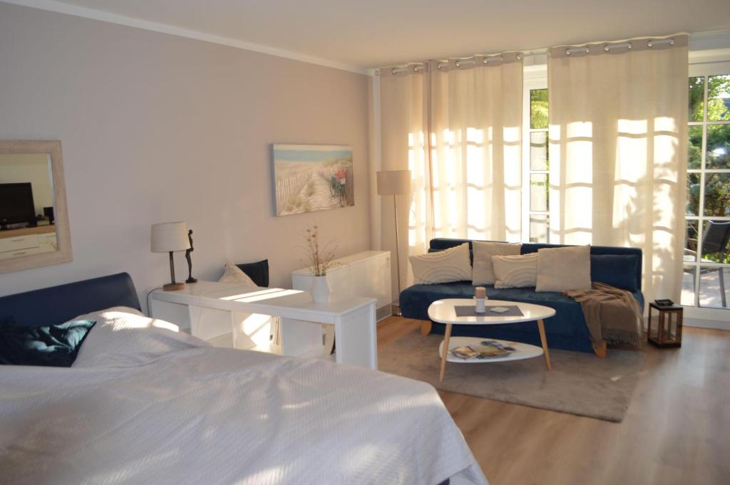 - une chambre avec un lit, un canapé et une table dans l'établissement Blue-HideAway, à Bojendorf