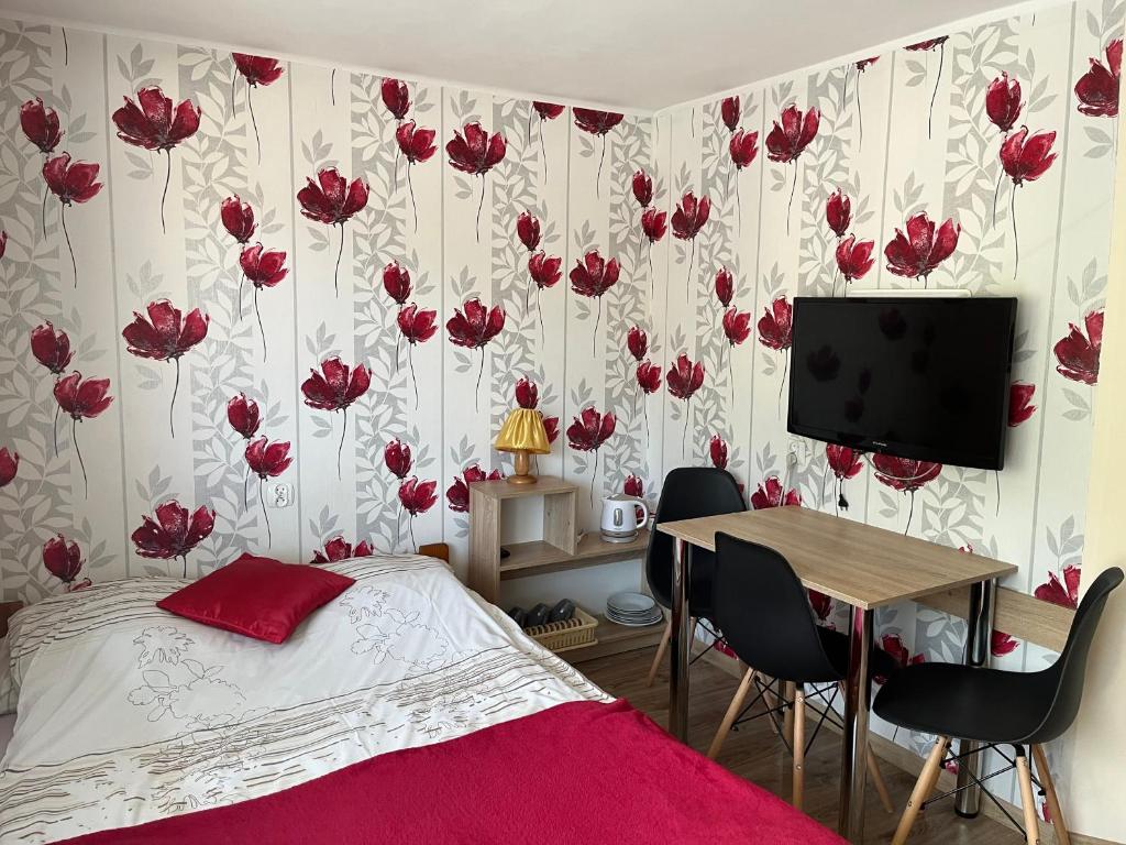 シュツァブニツァにあるWilla Safra Szczawnicaのベッドルーム1室(ベッド1台、デスク、テレビ付)