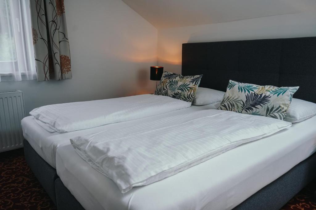 Postel nebo postele na pokoji v ubytování Pension Steinbichler - Apartments und Zimmer Check in 24-7