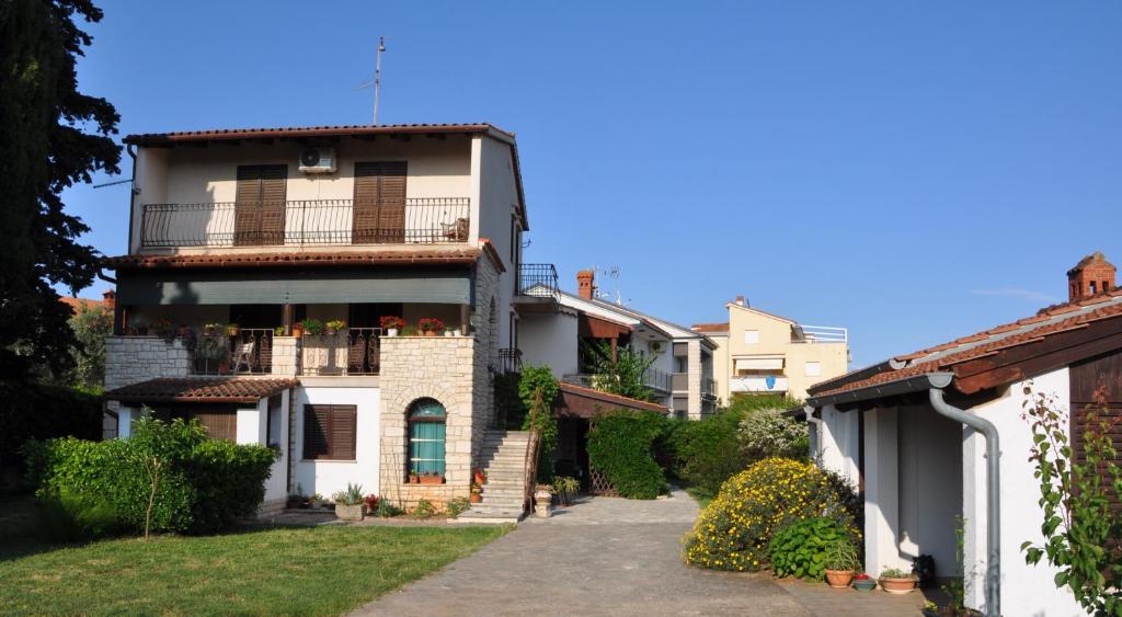 Un edificio de apartamentos con balcón y entrada para vehículos. en Apartments Medulin, en Medulin