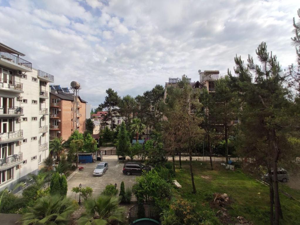 una strada cittadina con auto parcheggiate in un parcheggio di Karakum hotel a Ureki