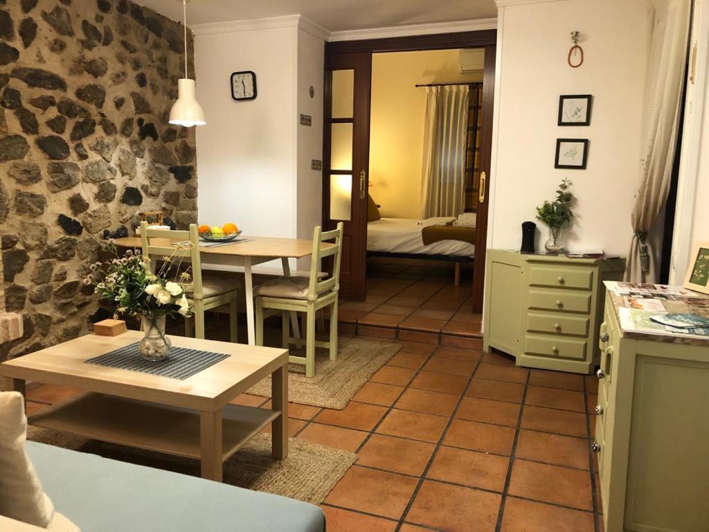 Il dispose d'une cuisine et d'un salon avec une table et une salle à manger. dans l'établissement Apartamento familiar en Toledo, con 2 dormitorios, camas de matrimonio, ideal ubicación y fantàsticas vistas, à Tolède