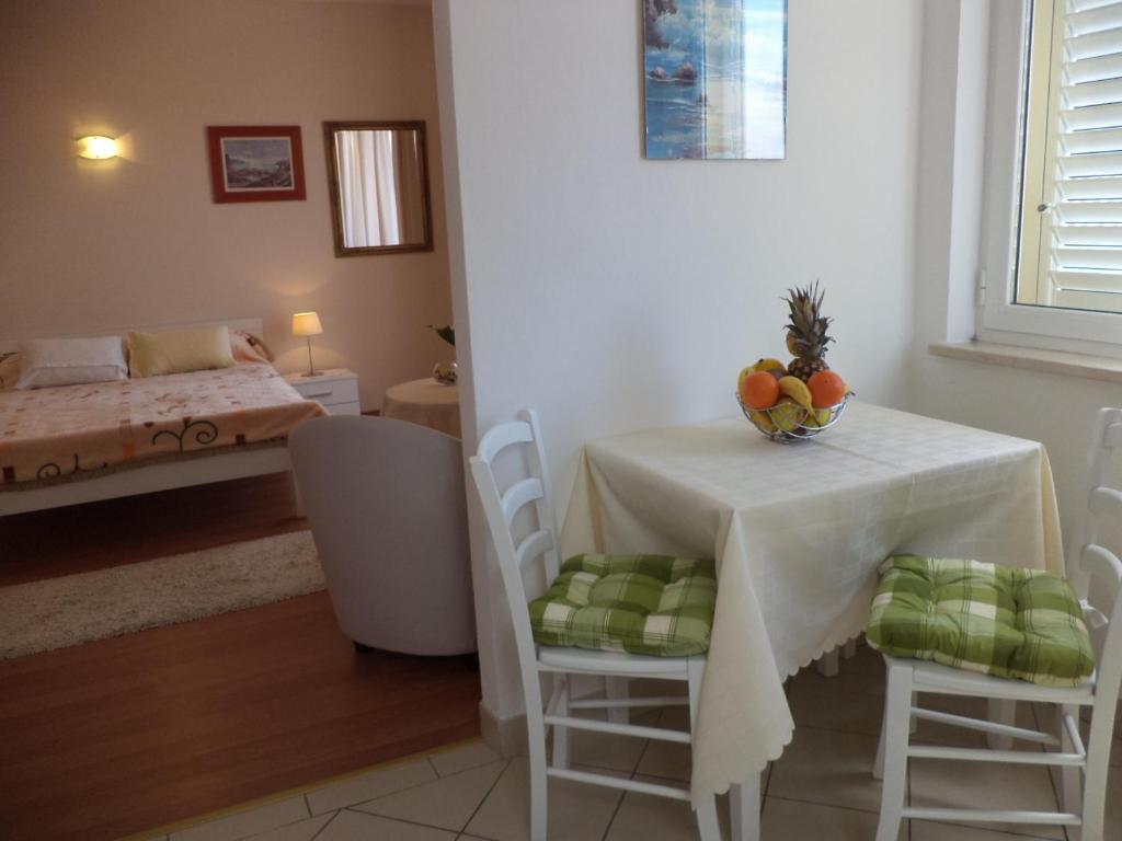 Posteľ alebo postele v izbe v ubytovaní Apartments & Rooms Abba