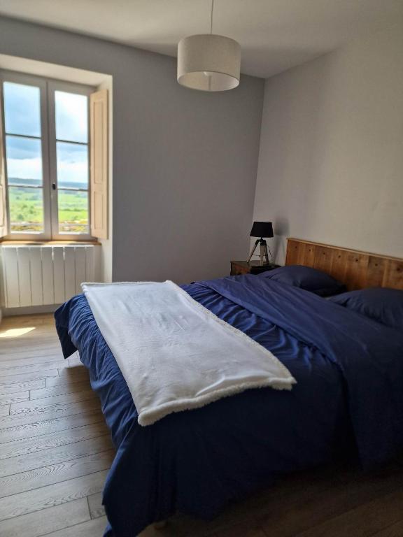 Tempat tidur dalam kamar di Appartement au coeur de Vezelay - GALERIE 10