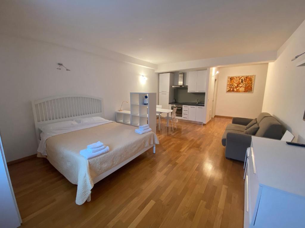 1 dormitorio con 1 cama y sala de estar en Convent Palace, en Bolonia