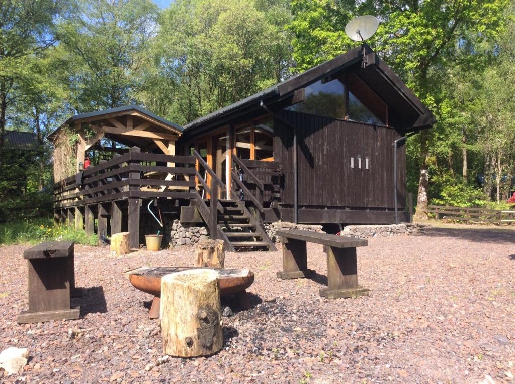 Loch Aweside Forest Cabins - Seil Cabin (2 Bedrooms) – NO Wi-Fi, Electric Hot Tub (extra Charge)