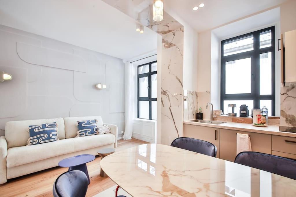 un salon avec une table et un canapé dans l'établissement Appart 6Pers#2 Chambres#Beaugrenelle#Paris 15#AC, à Paris