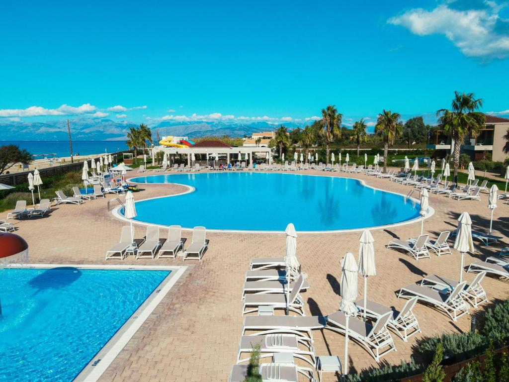 Bazén v ubytování Almyros Beach nebo v jeho okolí