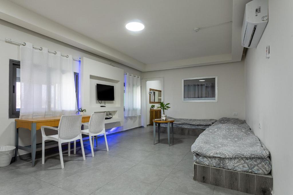 Little Prince Hostel-5 Min Walk To The Beach的电视和/或娱乐中心