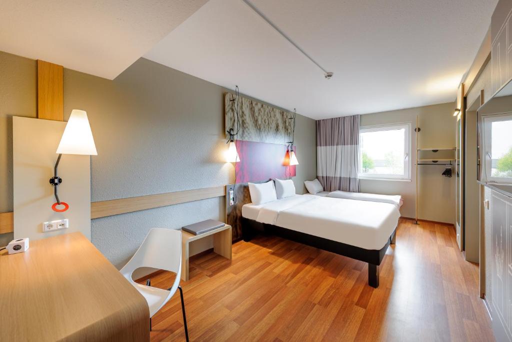 Postel nebo postele na pokoji v ubytování ibis Hotel München Messe