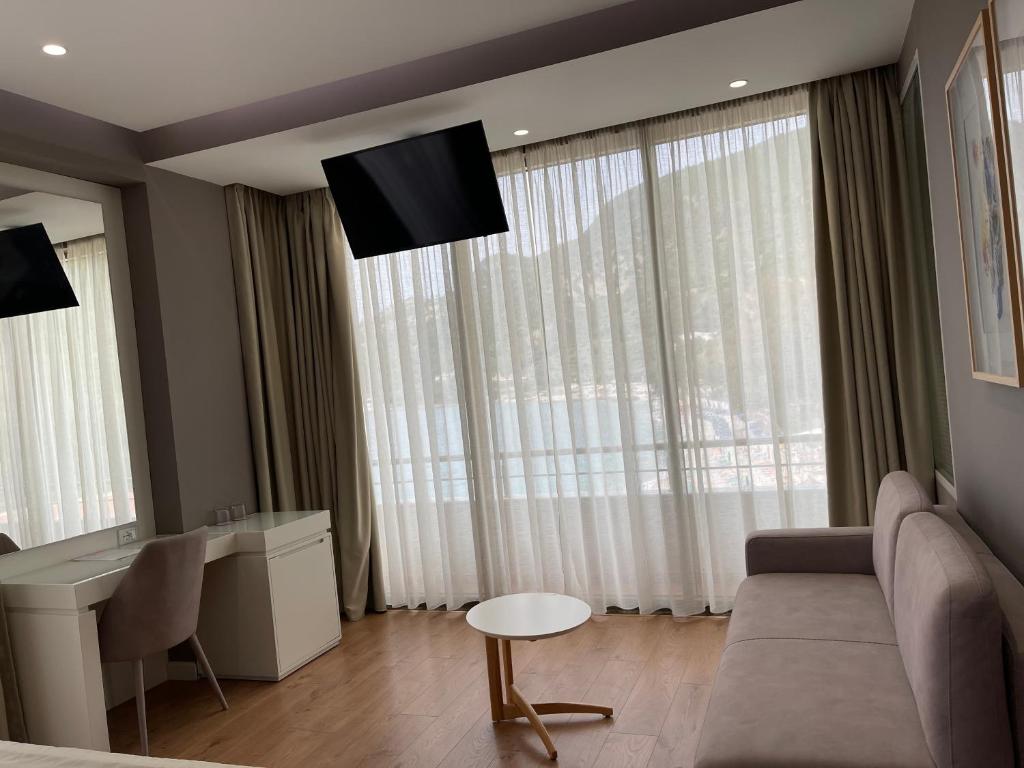 TV a/nebo společenská místnost v ubytování Paradise Beach Hotel