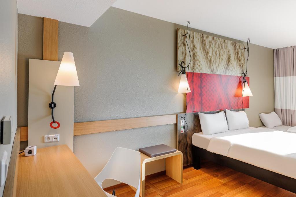 Postel nebo postele na pokoji v ubytování ibis Hotel München Messe