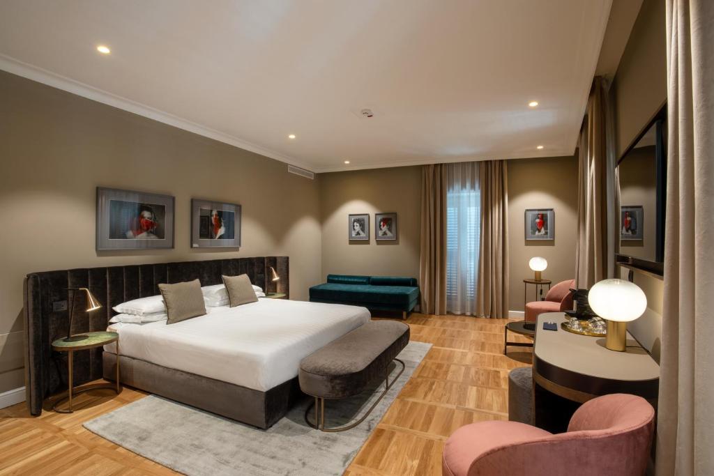 Postel nebo postele na pokoji v ubytování Condotti Boutique Hotel