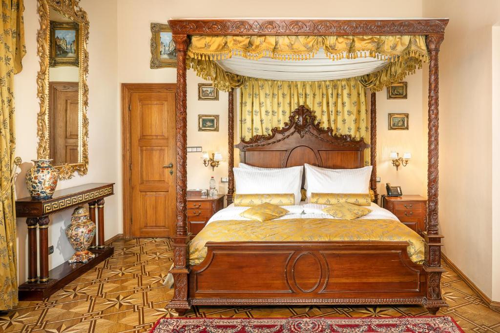 Postel nebo postele na pokoji v ubytování Hotel U Prince Prague by BHG