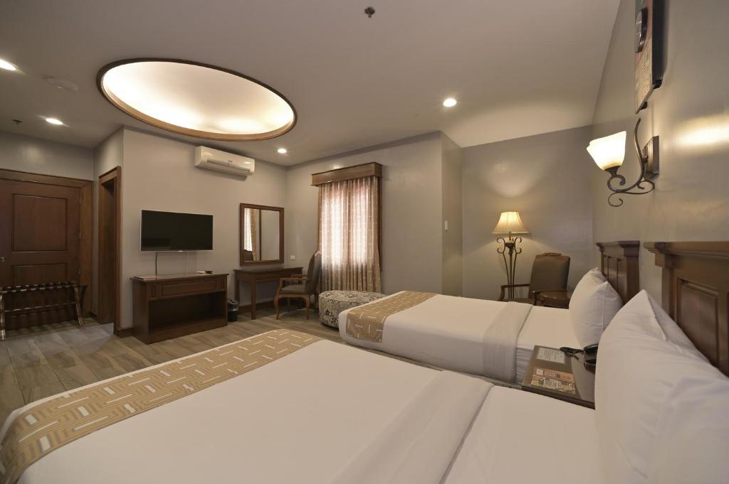 TV a/nebo společenská místnost v ubytování Paragon Hotel and Suites