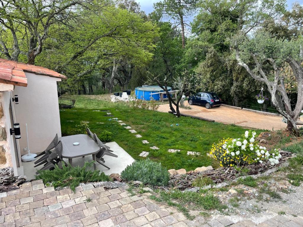 Ein Garten an der Unterkunft Cottage les Marjoris Tanneron