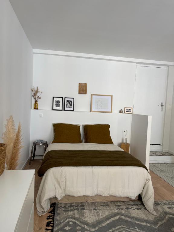 een slaapkamer met een groot bed met een witte muur bij La Casa Lola in Rians