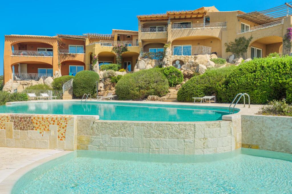 una grande piscina di fronte a un edificio di Appartamento Eleganza - SHERDENIA Luxury Apartments a Marinella