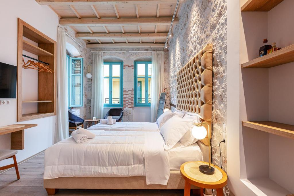 - une chambre avec 2 lits et un mur en briques dans l'établissement La Luna della Loggia A1, à Réthymnon