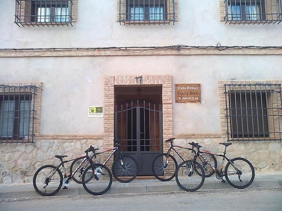 un grupo de bicicletas estacionadas frente a un edificio en Casa-rural Santa Rita, en Mota del Cuervo