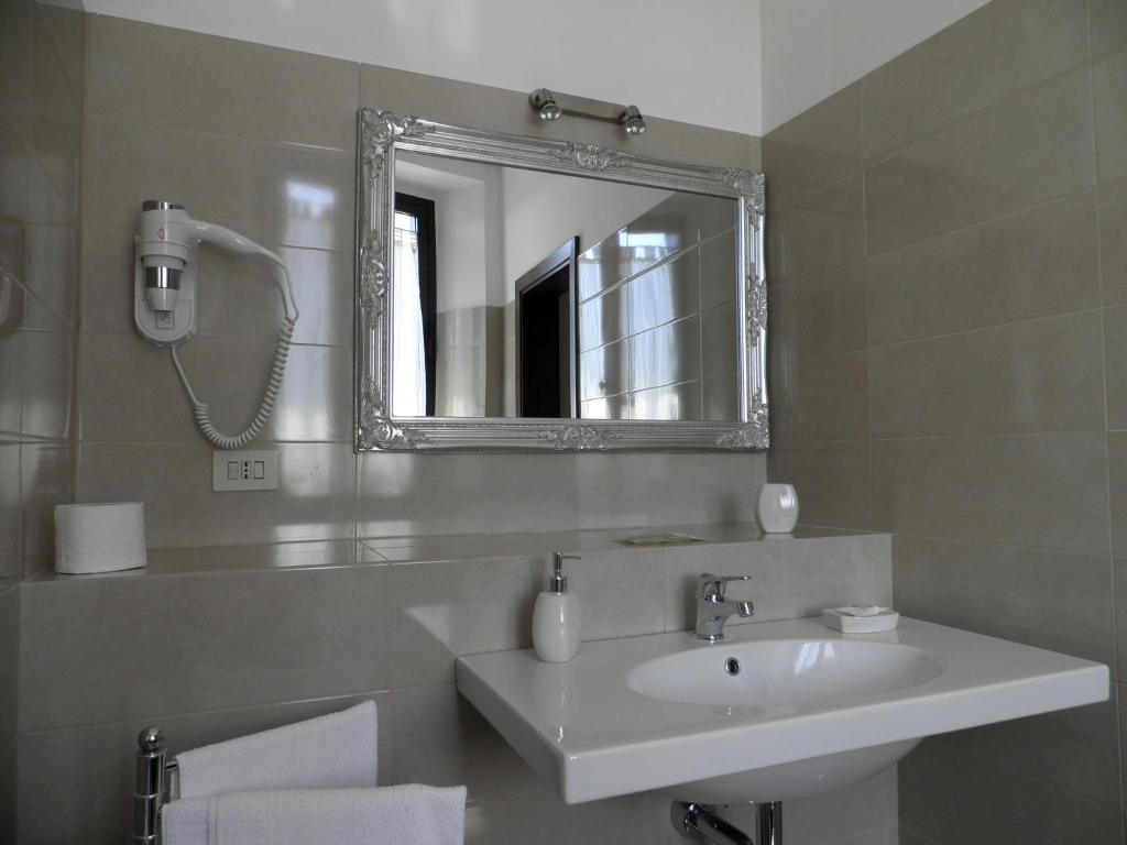 A bathroom at Piazza degli Angeli