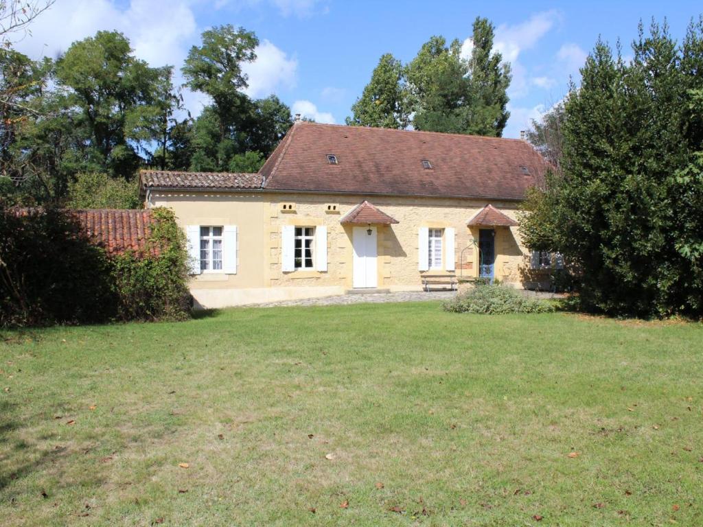 una casa con un grande cortile di fronte di Gîte Cours-de-Pile, 4 pièces, 6 personnes - FR-1-616-233 a Cours-de-Pile