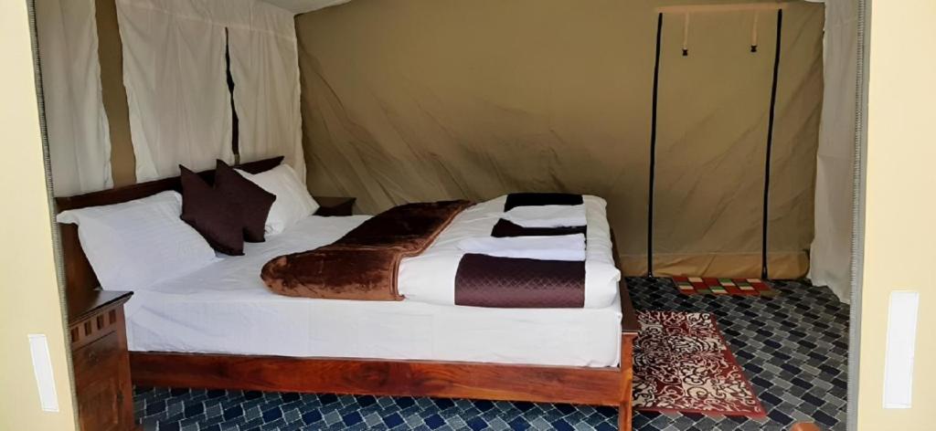 1 dormitorio con 1 cama en una tienda de campaña en REBO NUBRA CAMP, en Hundar