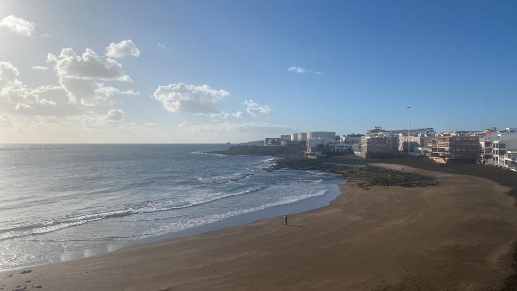 - une vue aérienne sur une plage avec des bâtiments et l'océan dans l'établissement Salinetas, frente al mar y playa, à Telde