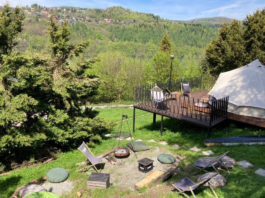 einen Pavillon und ein Zelt im Hof in der Unterkunft Glampspace - Szlak Beskidzki in Mienzebrosche