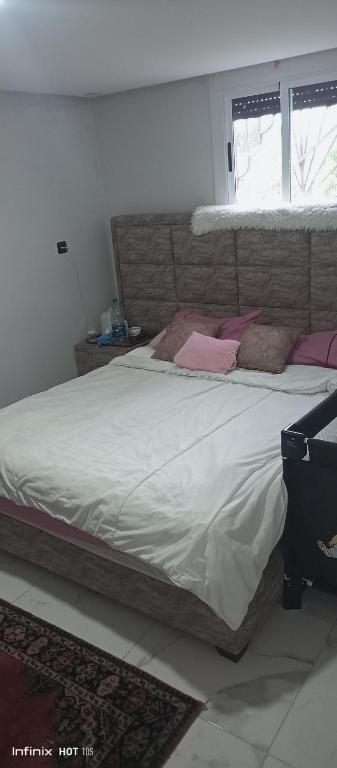 Postel nebo postele na pokoji v ubytování Qamar's guests 3
