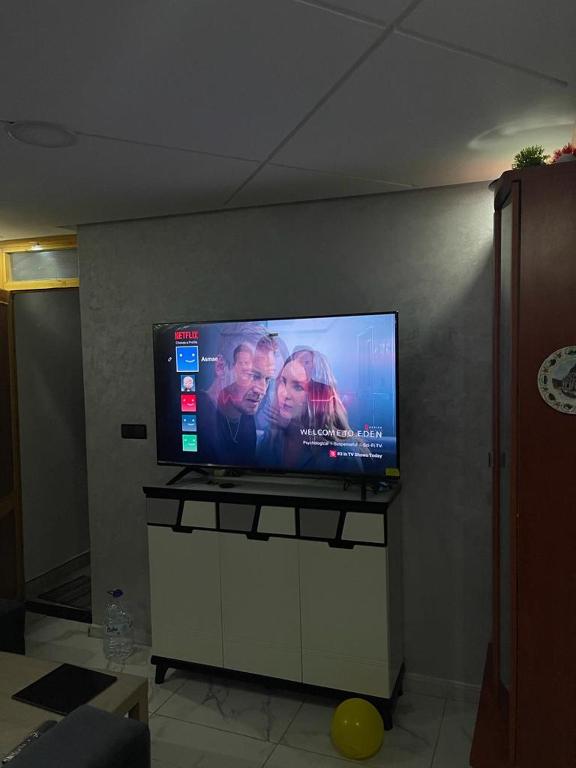 TV a/nebo společenská místnost v ubytování Qamar's guests 3