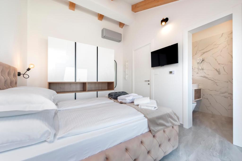 Een bed of bedden in een kamer bij Boutique Residence Arion