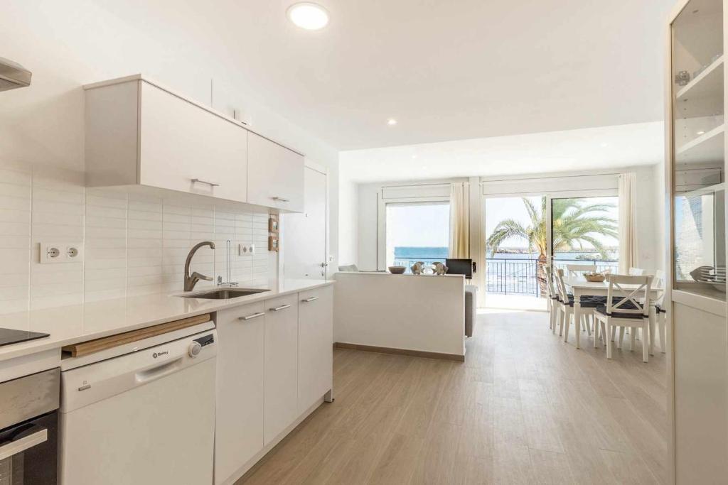 Kuchyňa alebo kuchynka v ubytovaní Port de Llançà 29 Apartamento con vistas al mar