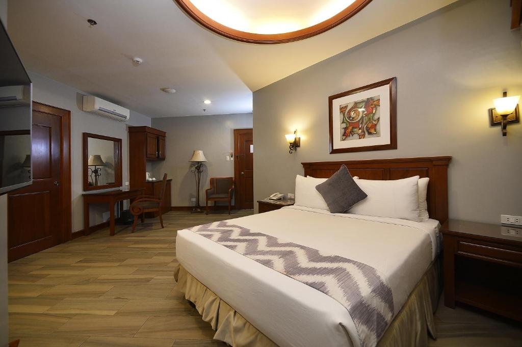 Postel nebo postele na pokoji v ubytování Paragon Hotel and Suites